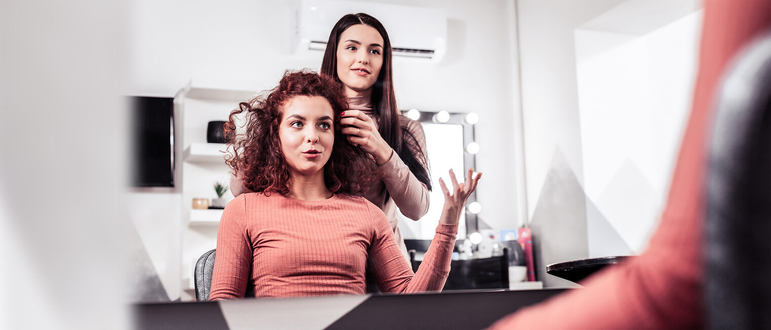 Beratung im Friseursalon. Bild: Viacheslav Lakobchuk / stock.adobe.com