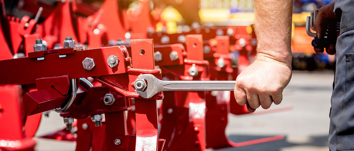 Land- und Baumaschinenmechaniker, Schraube, Konjunktur. Bild: romaset / stock.adobe.com