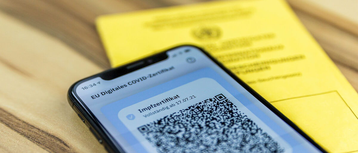 QR-Code und Corona-Impfzertifikat. Bild: Curt Bauer / stock.adobe.com