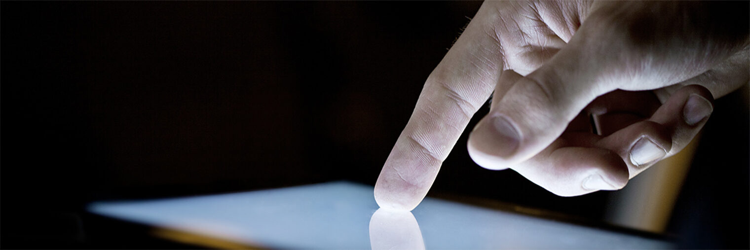 Hand berührt Tablet. Bild: peshkova / stock.adobe.com