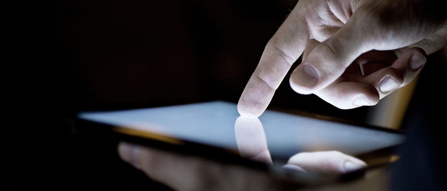 Hand berührt Tablet. Bild: peshkova / stock.adobe.com