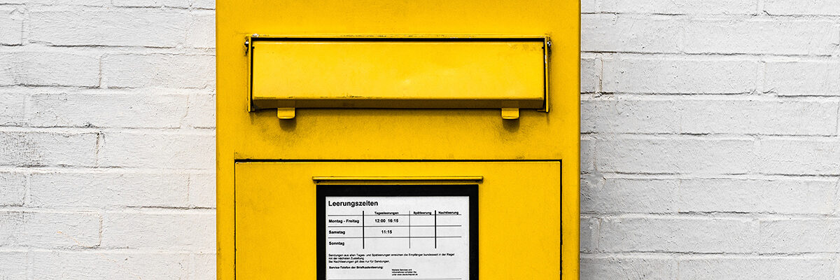 Gelber Briefkasten. Bild: blende11.photo / stock.adobe.com