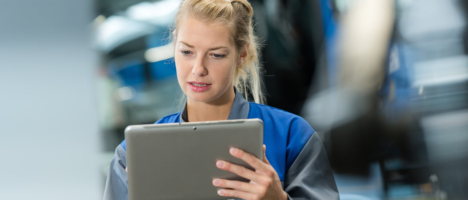 Digitalisierung: Handwerkerin mit Tablet. Bild: auremar / stock.adobe.com