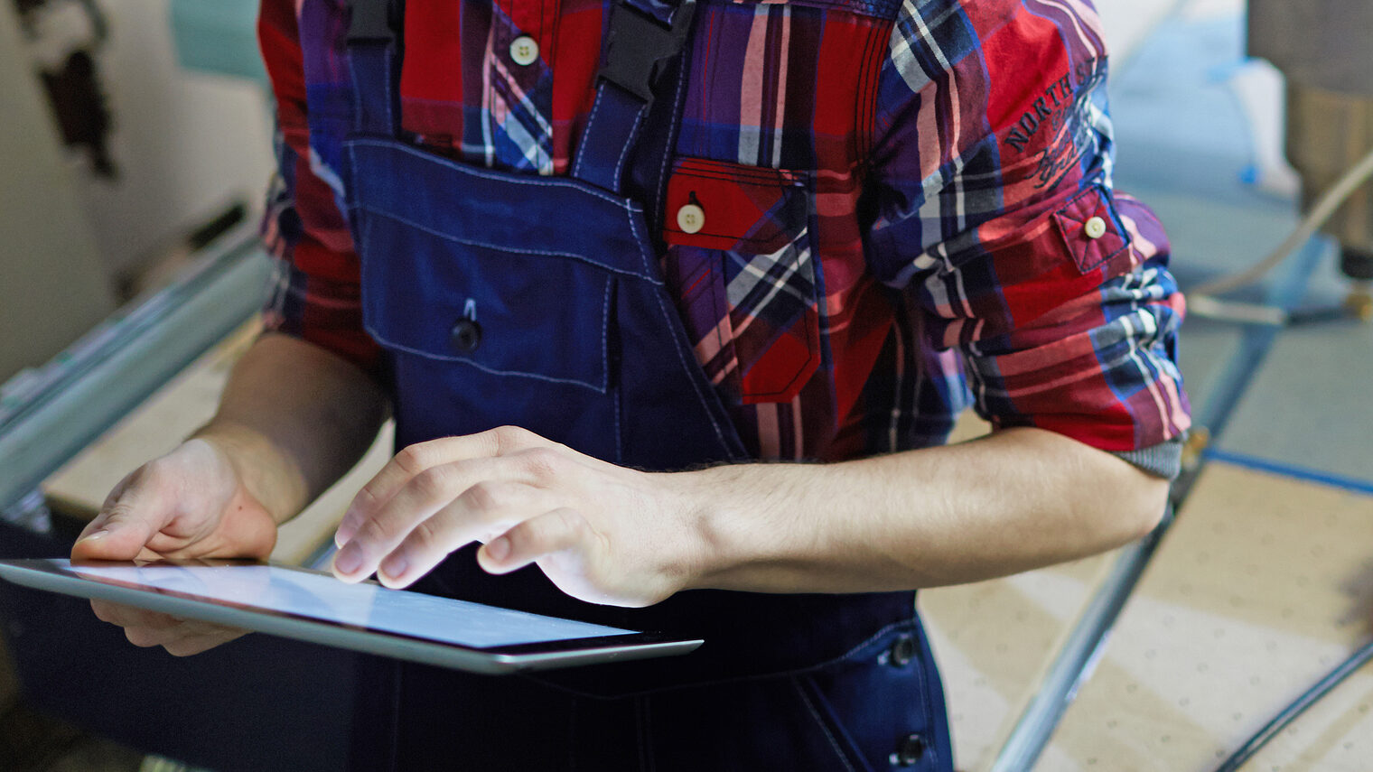 Handwerker mit Tablet. Bild: pressmaster / stock.adobe.com