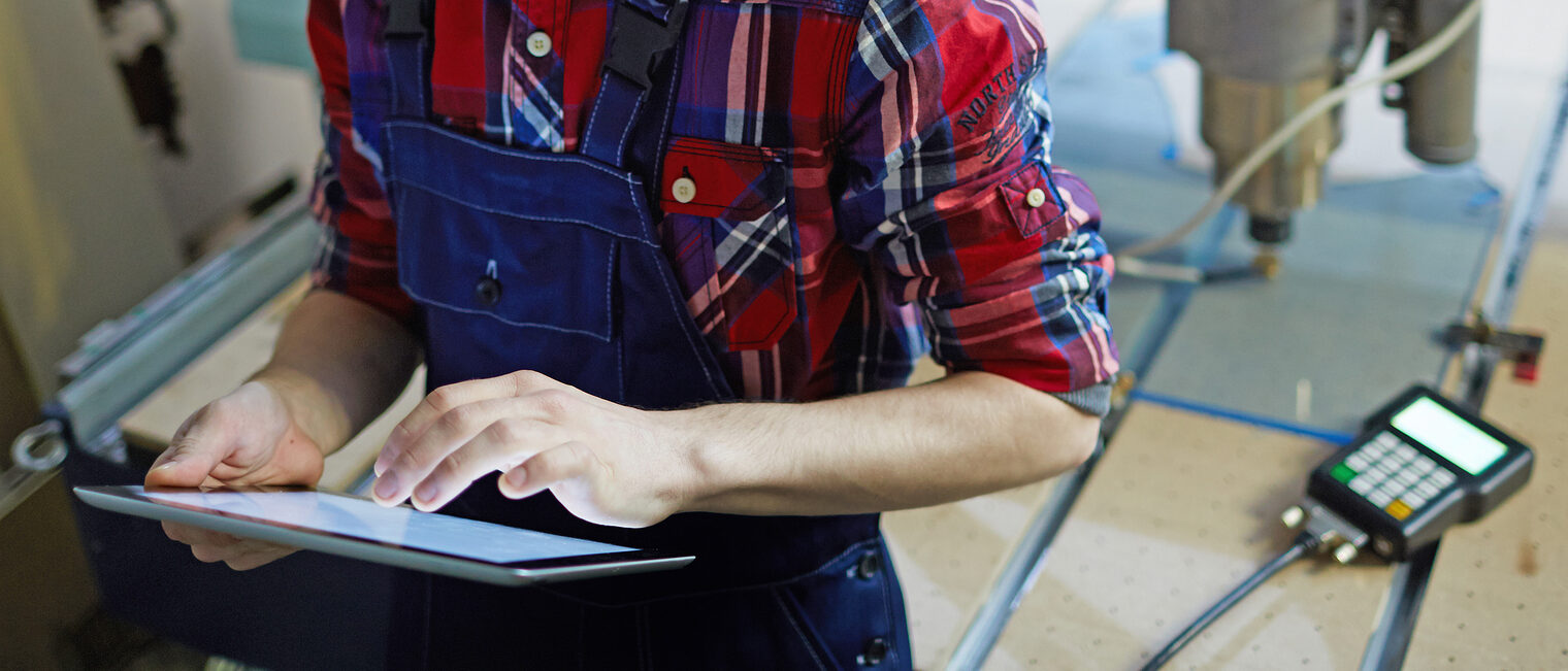 Handwerker mit Tablet. Bild: pressmaster / stock.adobe.com