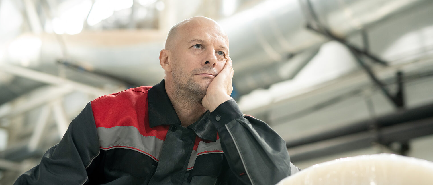 Fachmann mit nachdenklichem Gesichtsausdruck. Bild: pressmaster / stock.adobe.com