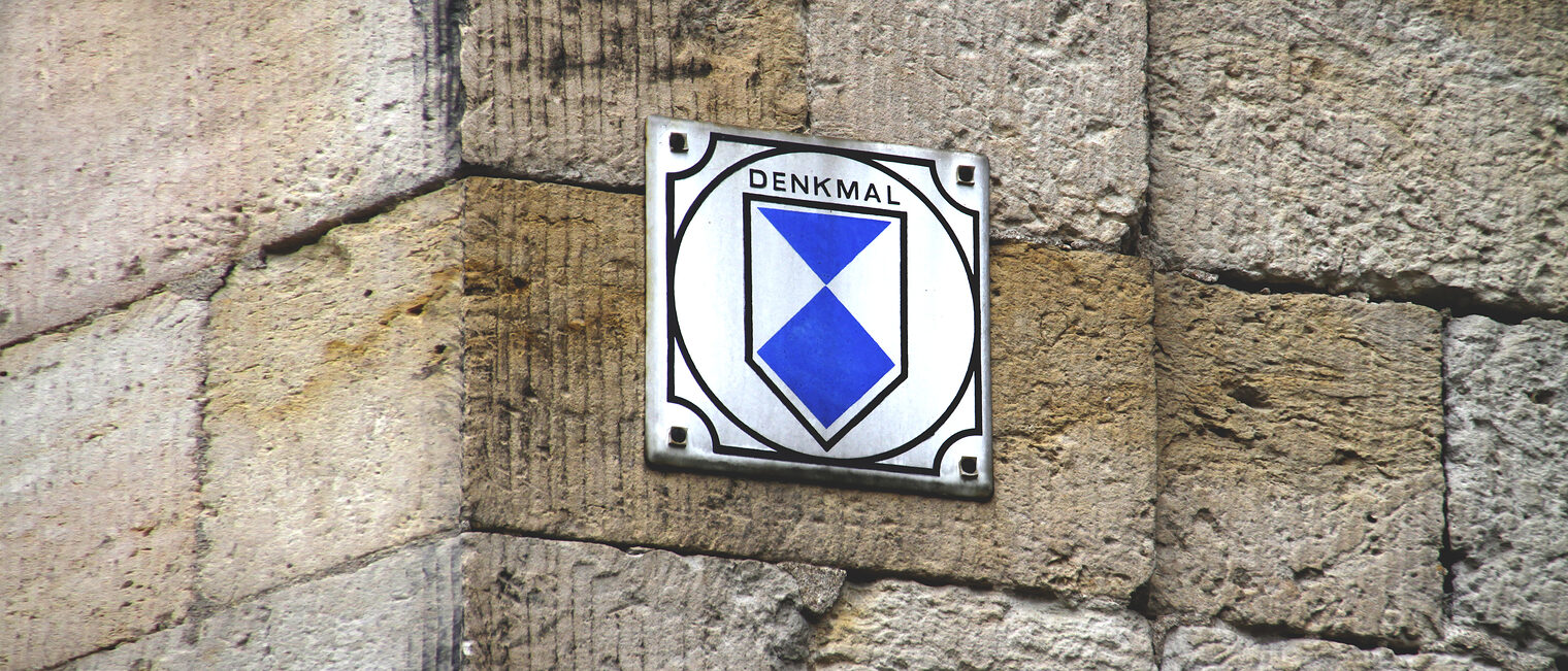 Denkmal-Plakette / Denkmalschutz. Bild: Martina Berg / stock.adobe.com
