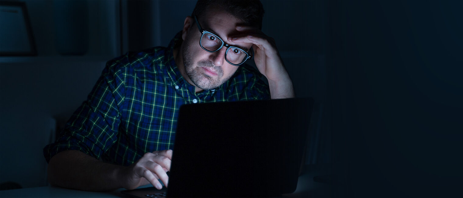 Verärgerter Handwerker sitzt vor dem Computer. Bild: Paolese / stock.adobe.com
