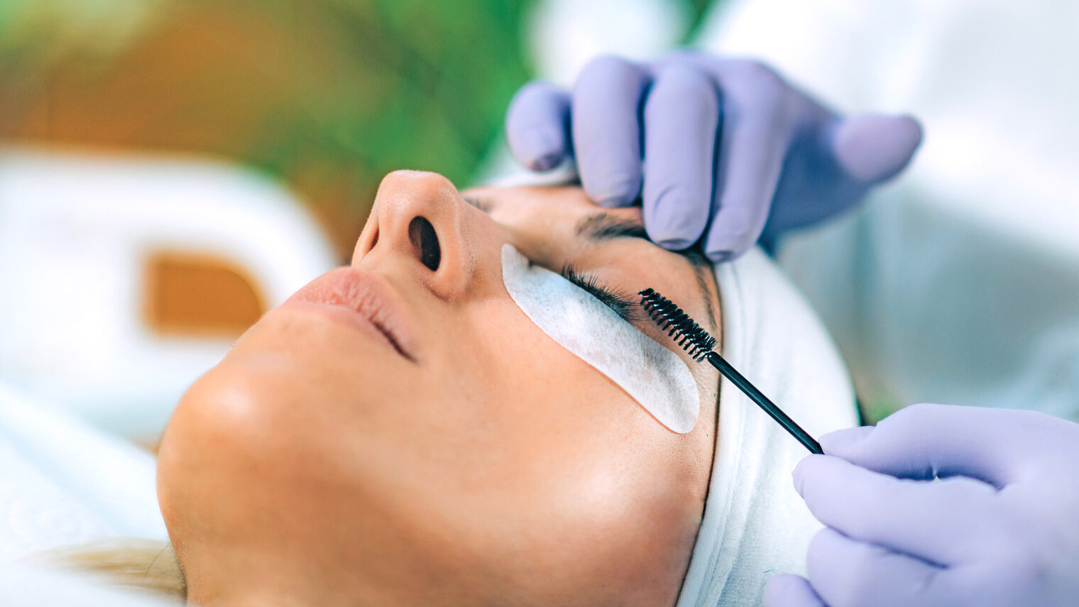 Lash & Brow Lifting beim Kosmetiker oder Friseur. Bild: Microgen / stock.adobe.com