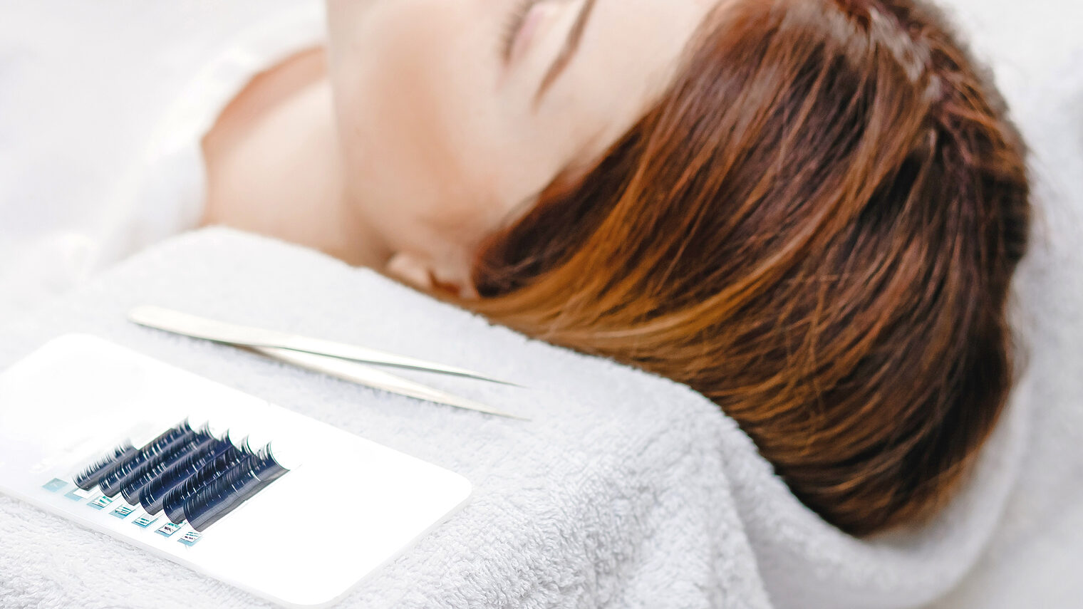 Lashes-Grundausbildung für Kosmetiker und Friseure. Bild: Parilov / stock.adobe.com