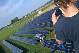 Imagekampagne: Auch hier steckt Handwerk drin. Ein Fotograf lichtet eine Solarteurin in einem Solarfeld ab. Bild: ZDH