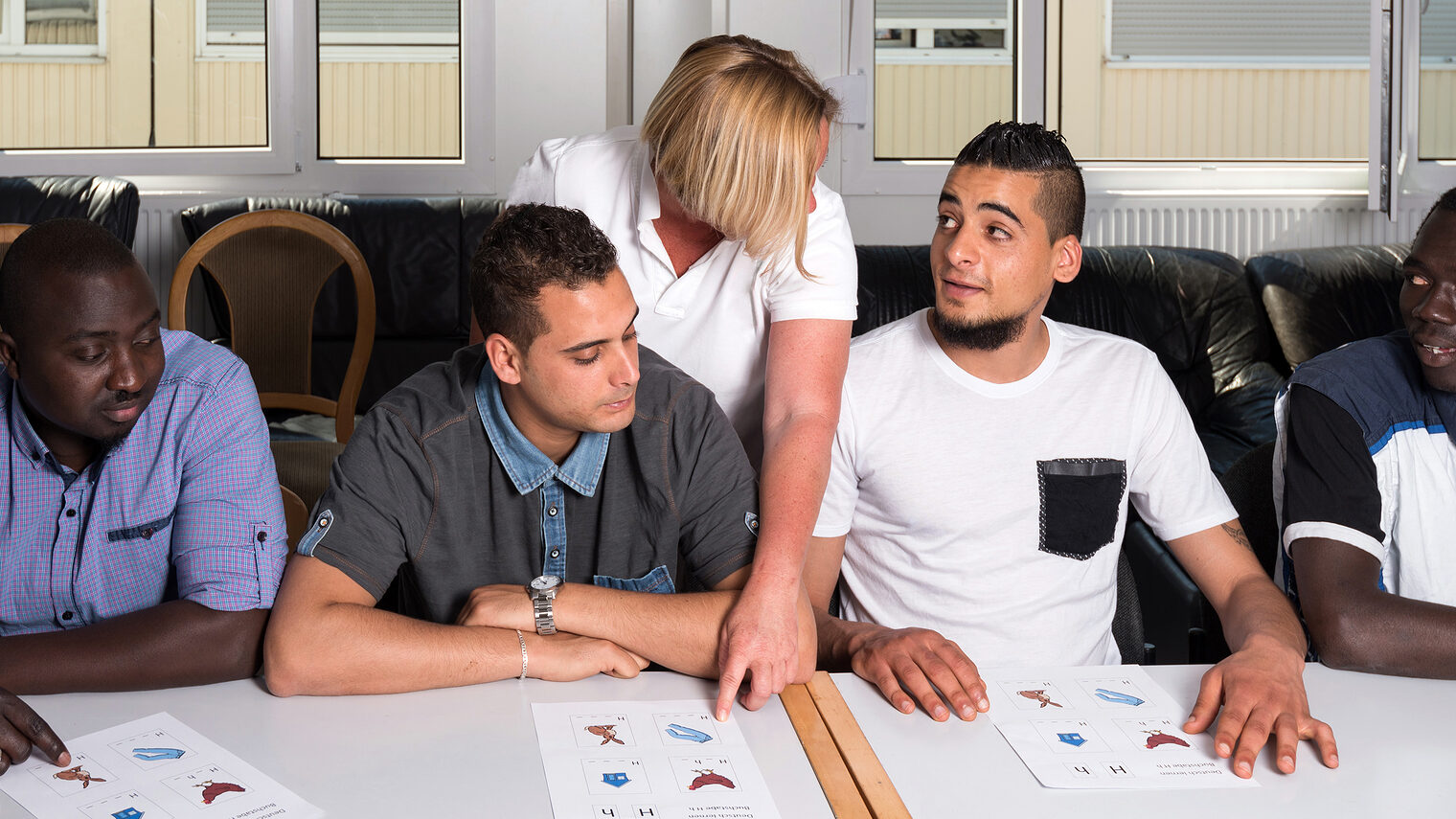 Deutschlehrerin, DaZ, Flüchtlinge, Geflüchtete, Fremdsprache. Bild: Frank Gaertner / stock.adobe.com