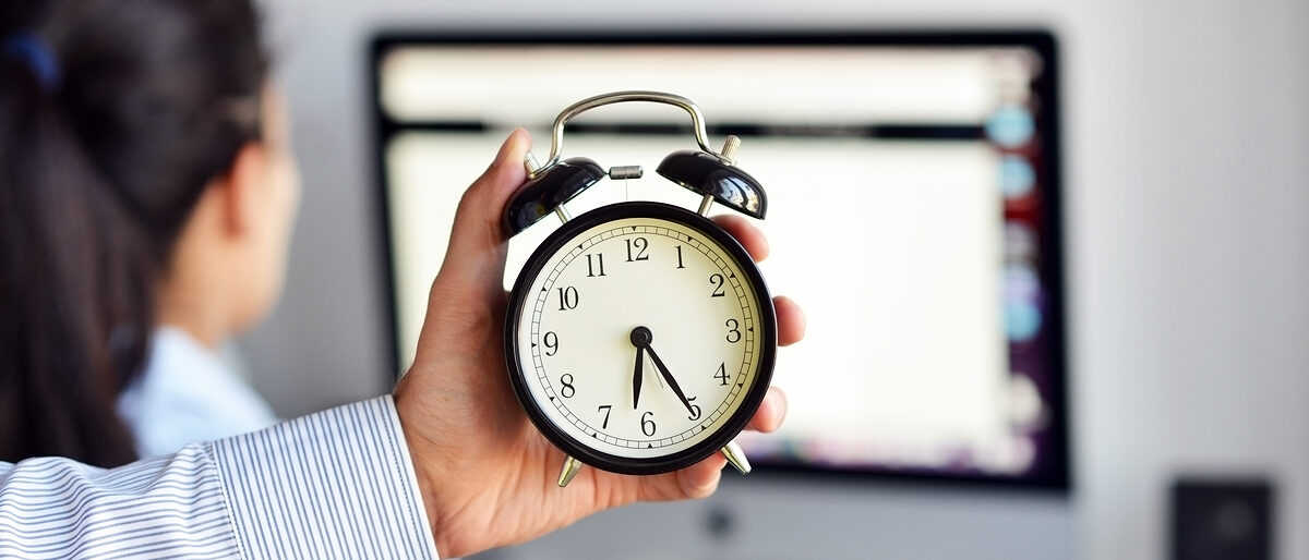 Arbeitszeiterfassung, Wecker, Büro. Bild: adrian_ilie825 / stock.adobe.com
