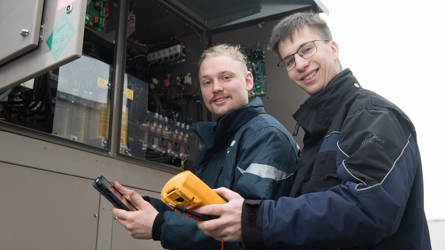 Gesellen im Winter 2022 / Mechatroniker für Kältetechnik Valentin Jähne (links) und Markus Spreer. Bild: www.nikado.de