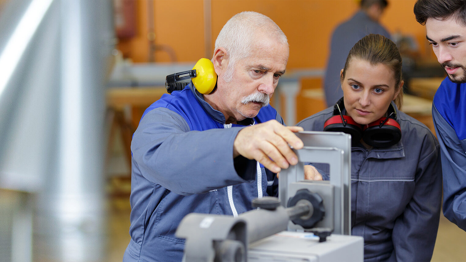 Ausbildungssituation in der Metallwerkstatt. Bild: auremar / stock.adobe.com