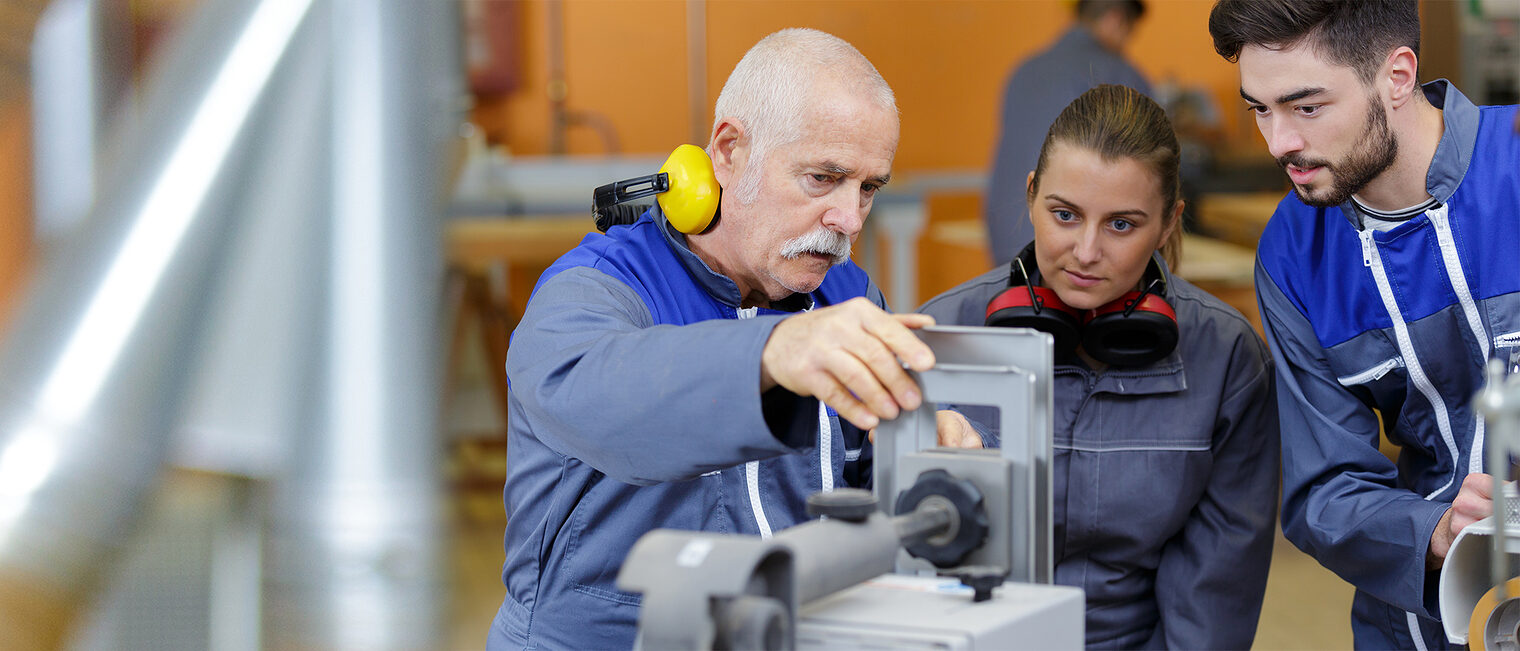 Ausbildungssituation in der Metallwerkstatt. Bild: auremar / stock.adobe.com