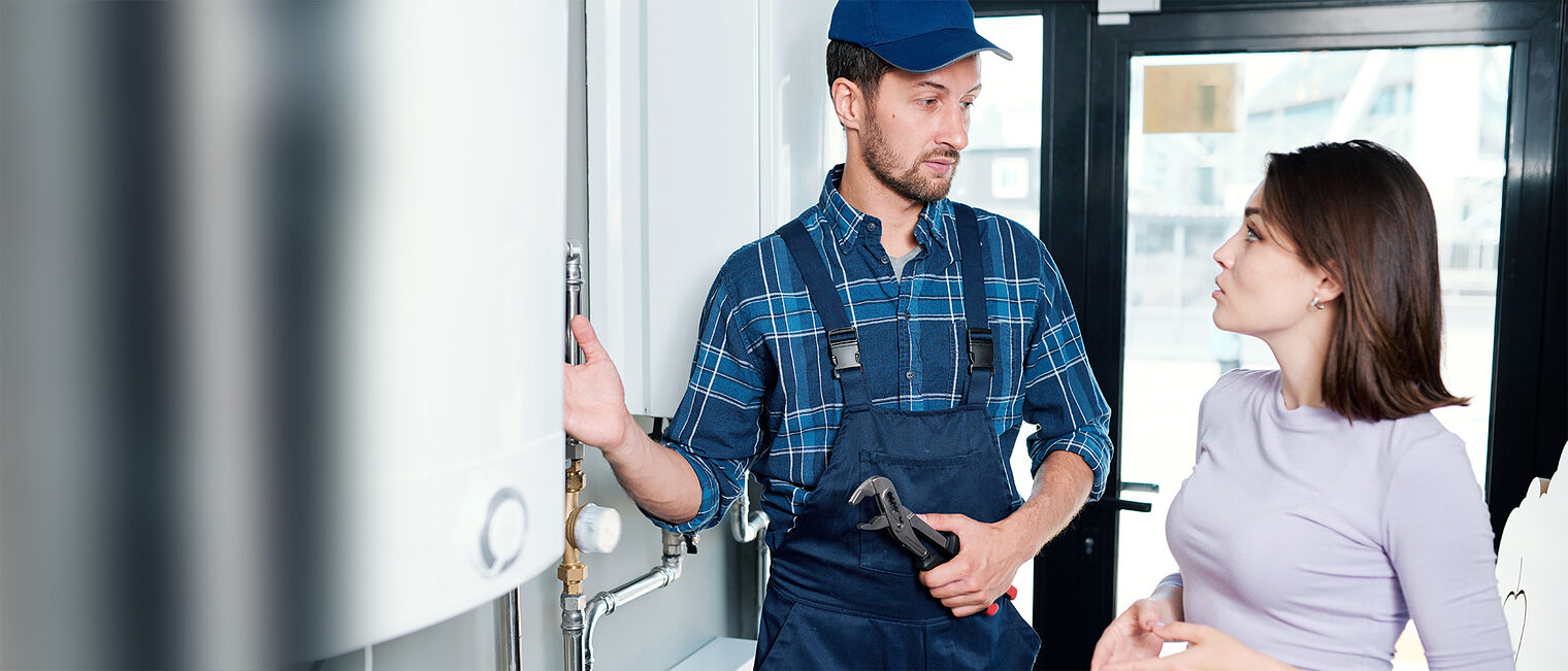 SHK-Handwerker im Gespräch mit einer Kundin. Bild: pressmaster / stock.adobe.com