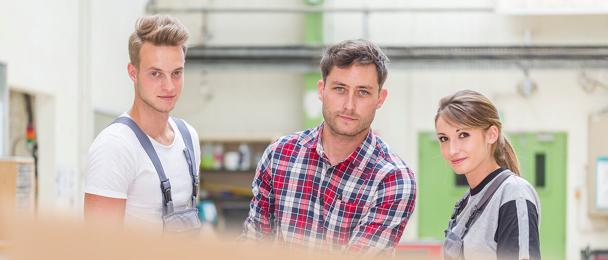Auszubildende mit Ausbilder in der Werkstatt. Bild: Atelier 211 / stock.adobe.com