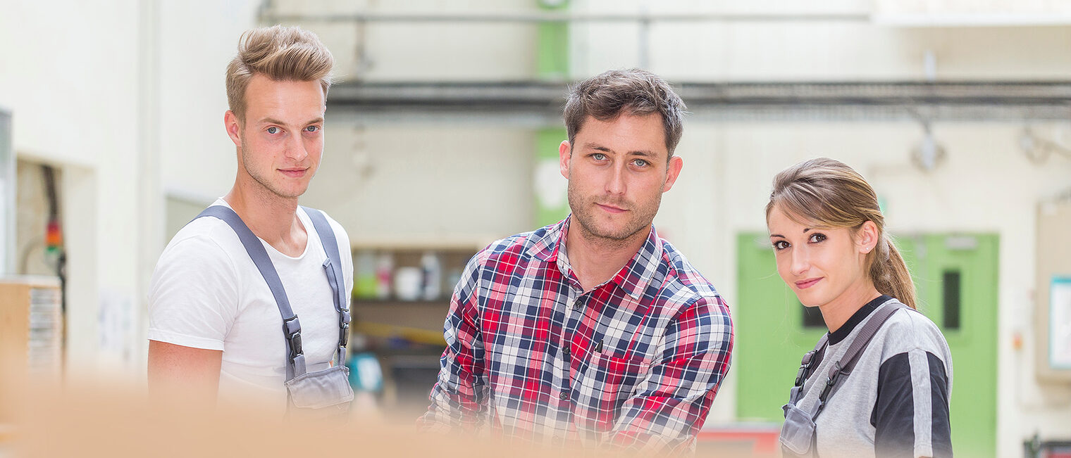 Auszubildende mit Ausbilder in der Werkstatt. Bild: Atelier 211 / stock.adobe.com
