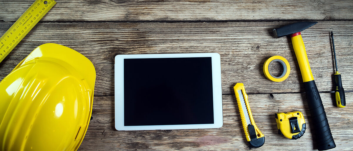 Digitale Werkzeuge, Tablet, Helm, Hammer. Bild: Aerial Mike / stock.adobe.com