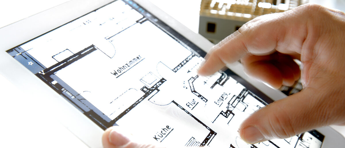 Tablet mit Rohbau und Händen, Digitales Aufmaß. Bild: Gerhard Seybert / stock.adobe.com