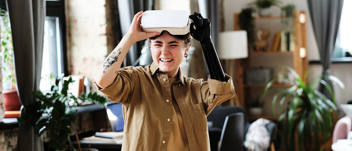 Frau mit Armprothese, Handicap, Behinderung. Bild: AnnaStills / Stock.adobe.com
