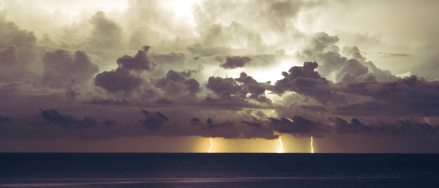 Sturm mit Blitzen und Wolken. Bild: Wirestock-Creators / stock.adobe.com