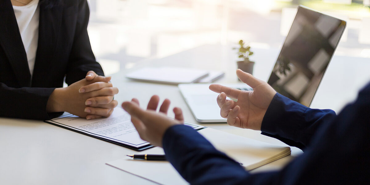 Arbeitsvertrag, Unterschrift, Personalgespräch. Bild: Wasan / stock.adobe.com
