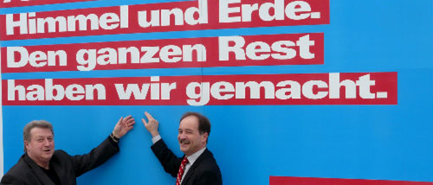 Der sächsische Wirtschaftsminister Sven Morlok und Handwerkskammerpräsident Joachim Dirschka präsentieren ein Großplakat zur Imagekampagne des deutschen Handwerks.