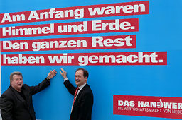 Der sächsische Wirtschaftsminister Sven Morlok und Handwerkskammerpräsident Joachim Dirschka präsentieren ein Großplakat zur Imagekampagne des deutschen Handwerks.
