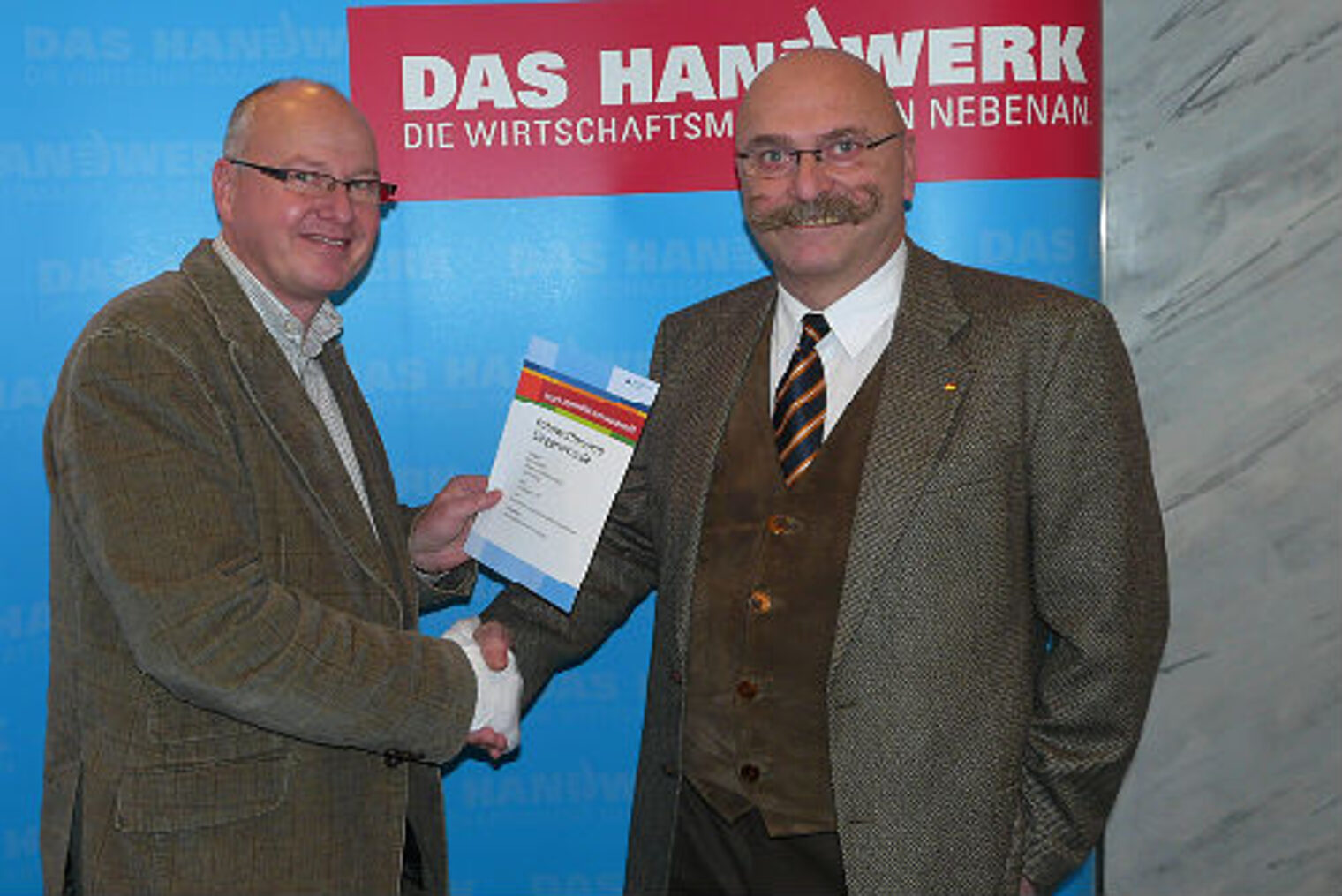Mach (D)ein Bild vom Handwerk! - Handwerkskammervorstandsmitglied Ralf Scheler überreicht Urkunden an die Fotografen der Siegerbilder.