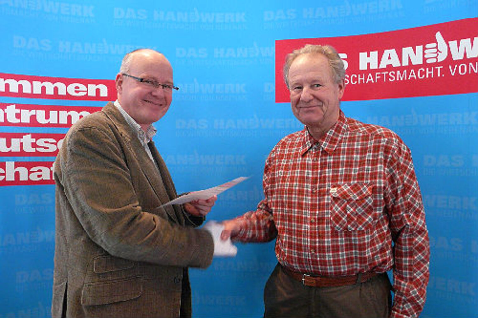 Mach (D)ein Bild vom Handwerk! - Handwerkskammervorstandsmitglied Ralf Scheler überreicht Urkunden an die Fotografen der Siegerbilder.