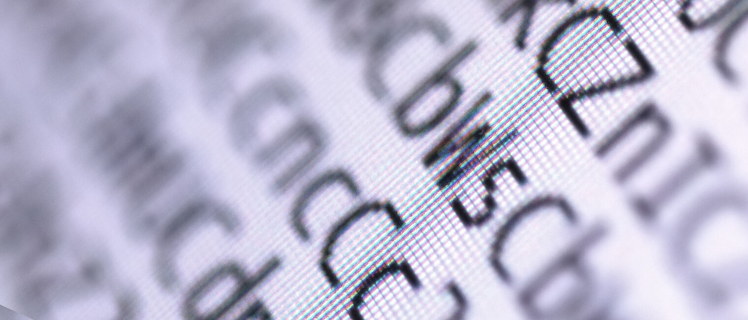 Makroaufnahme von Schrift auf einem Monitor. Bild: .shock / stock.adobe.com
