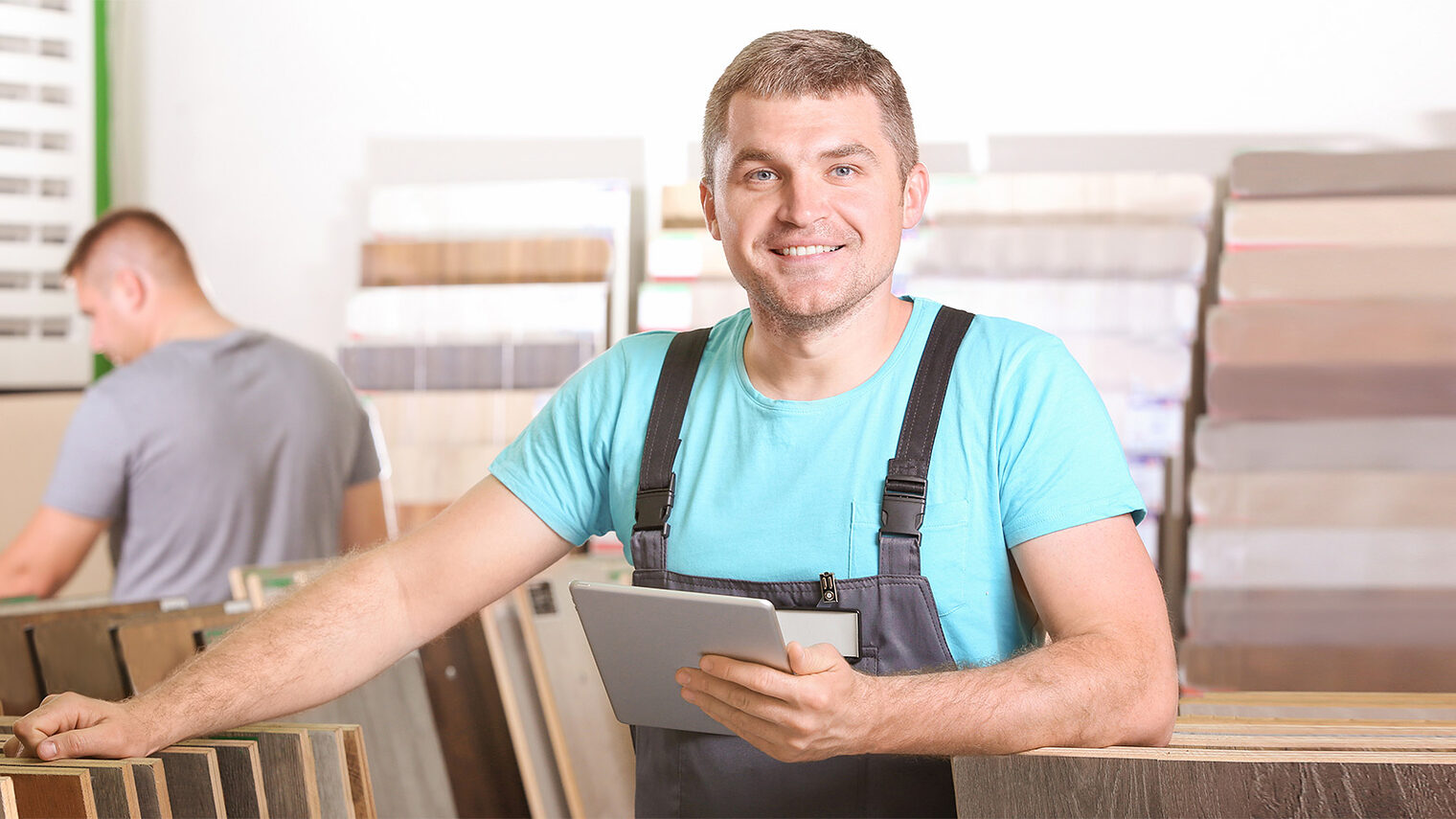 Holzhandwerker mit Tablet. Bild: Africa-Studio / stock.adobe.com