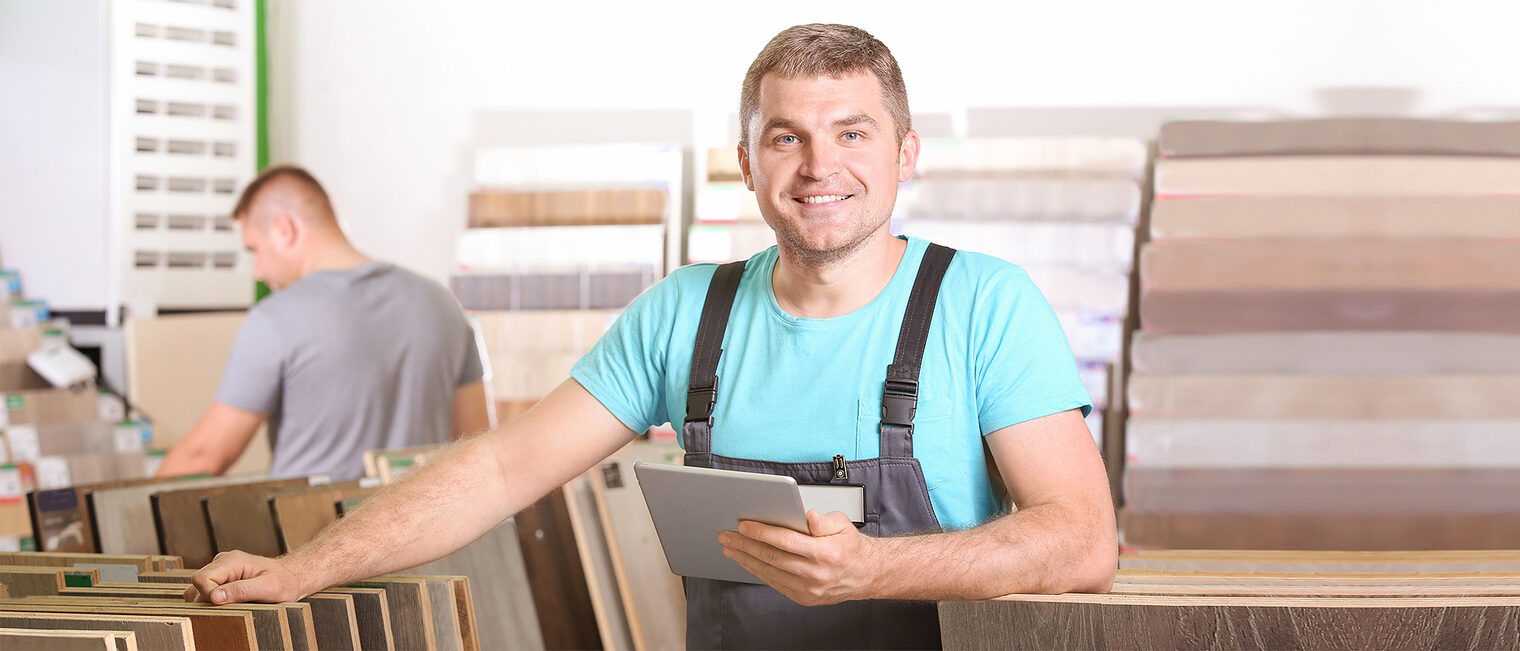 Holzhandwerker mit Tablet. Bild: Africa-Studio / stock.adobe.com