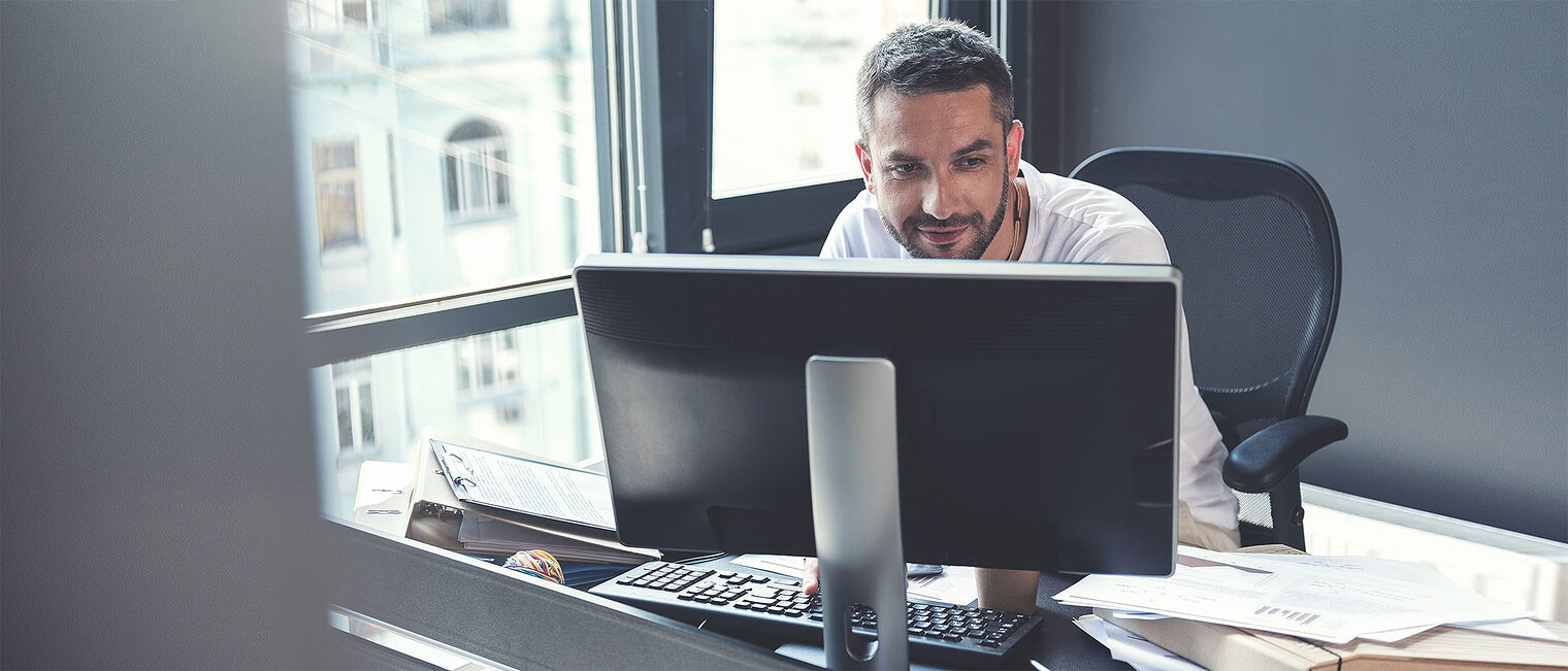 Büroarbeit am Bildschirm. Bild: Yakobchuk-Olena / stock.adobe.com
