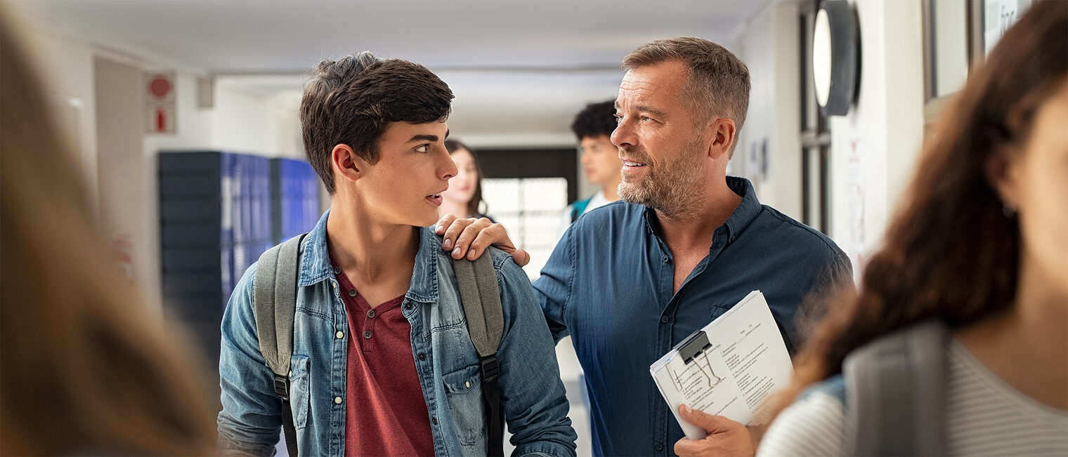 Lehrer mit Schüler in der Pause. Bild: stock.adobe.com / Rido