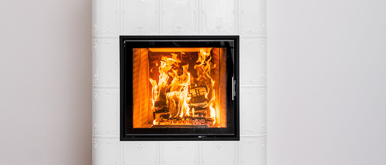 Feuer im Kachelofen. Bild: stock.adobe.com / PHOTOLIFESTYLE