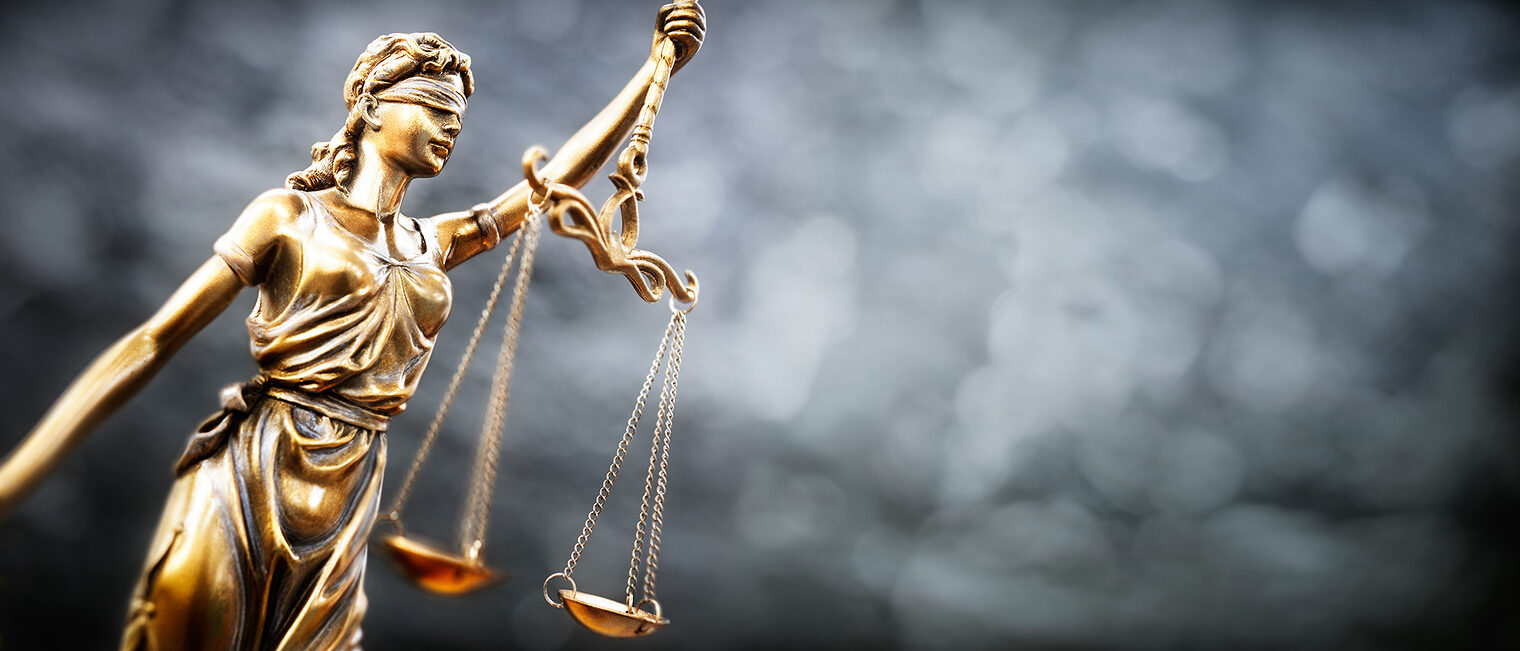 Justitia, Göttin der Gerechtigkeit, mit Augenbinde und Waage. Bild: stock.adobe.com / Brian Jackson
