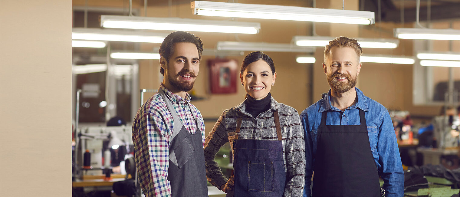 Team aus Handwerksprofis. Bild: stock.adobe.com / Studio Romantic