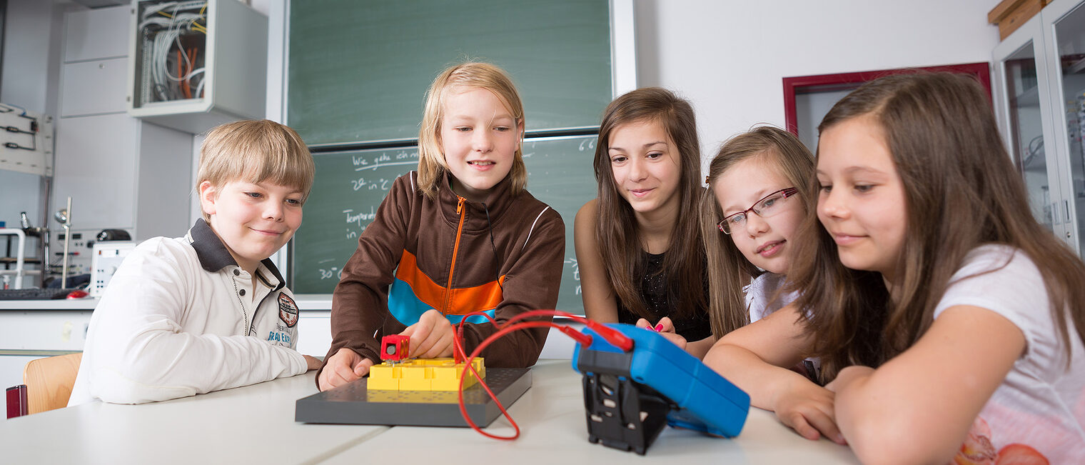 Versuch im Physik-Unterricht in der Schule. Bild: stock.adobe.com / Christian Schwier
