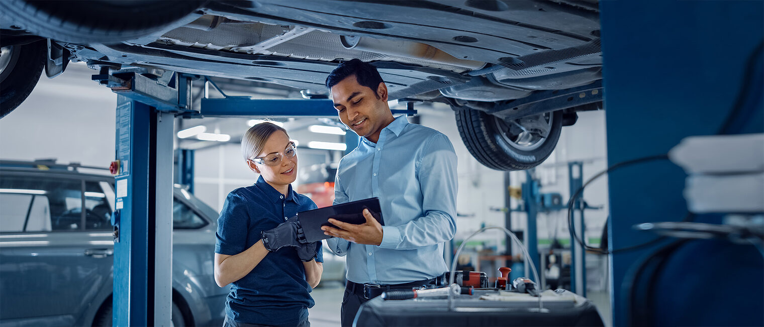 Expertengespräch in der Kfz-Werkstatt. Bild: stock.adobe.com / Gorodenkoff