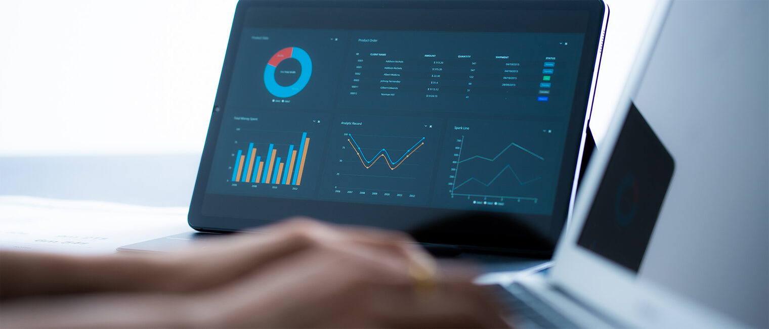 Charts und Statistiken auf einem Tablet. Bild: stock.adobe.com / Nonwarit
