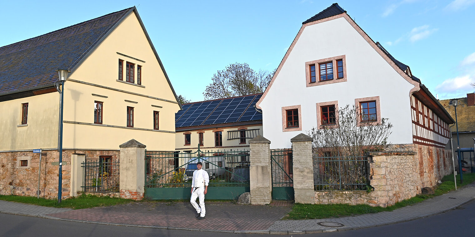 Denkmalpflegepreis 2022: Frank Gruner von der Baufirma Gruner GmbH vor dem pramierten Sanierungsobjekt.