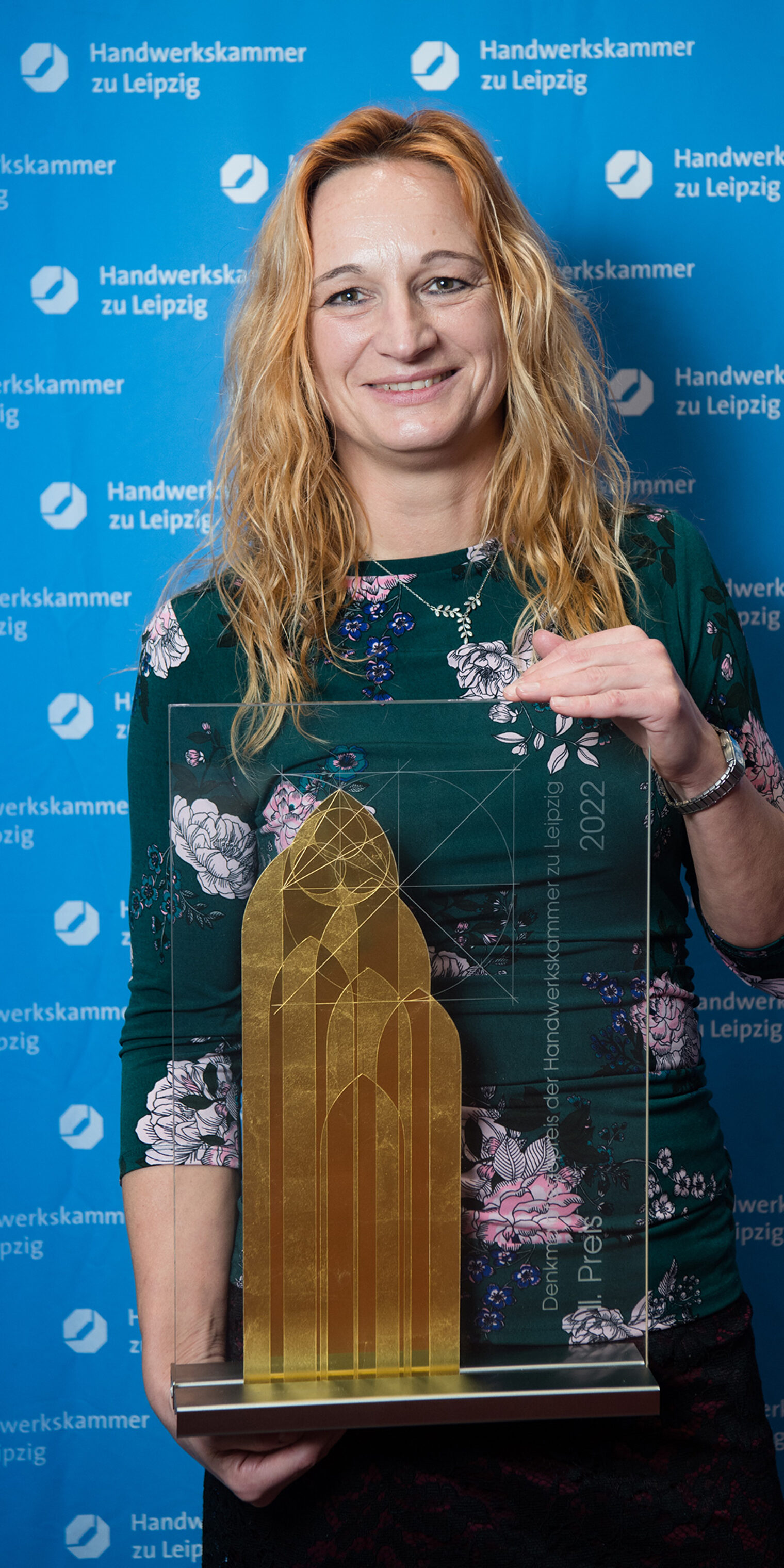 Denkmalpflegepreis 2022: Restauratorin im Malerhandwerk und Malermeisterin Sandra Haselbach mit der Trophäe des Denkmalpflegepreises.