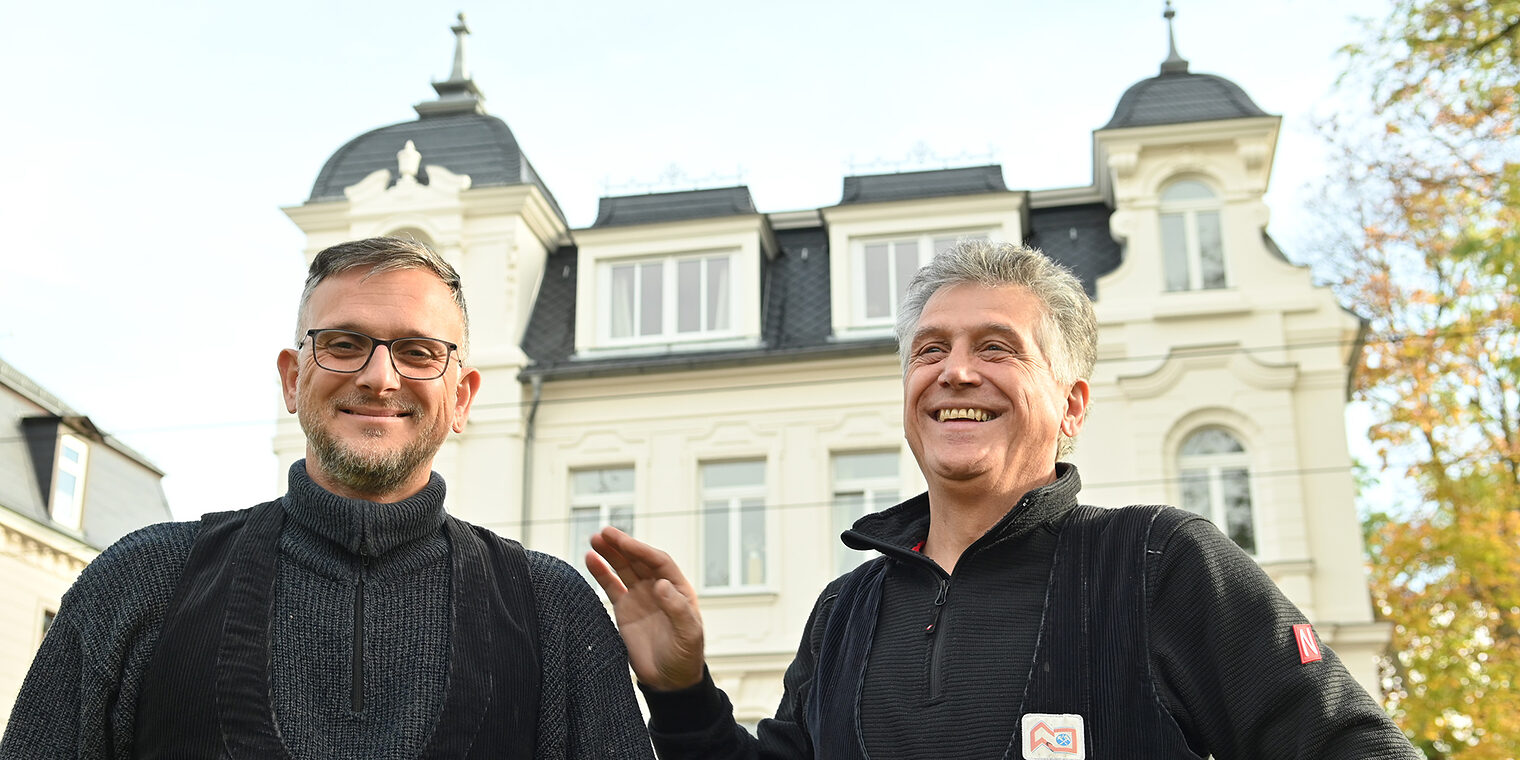Alexander Herzog und Wolfgang Herzog vor der neu bekrönten Villa in Leipzig-Leutzsch