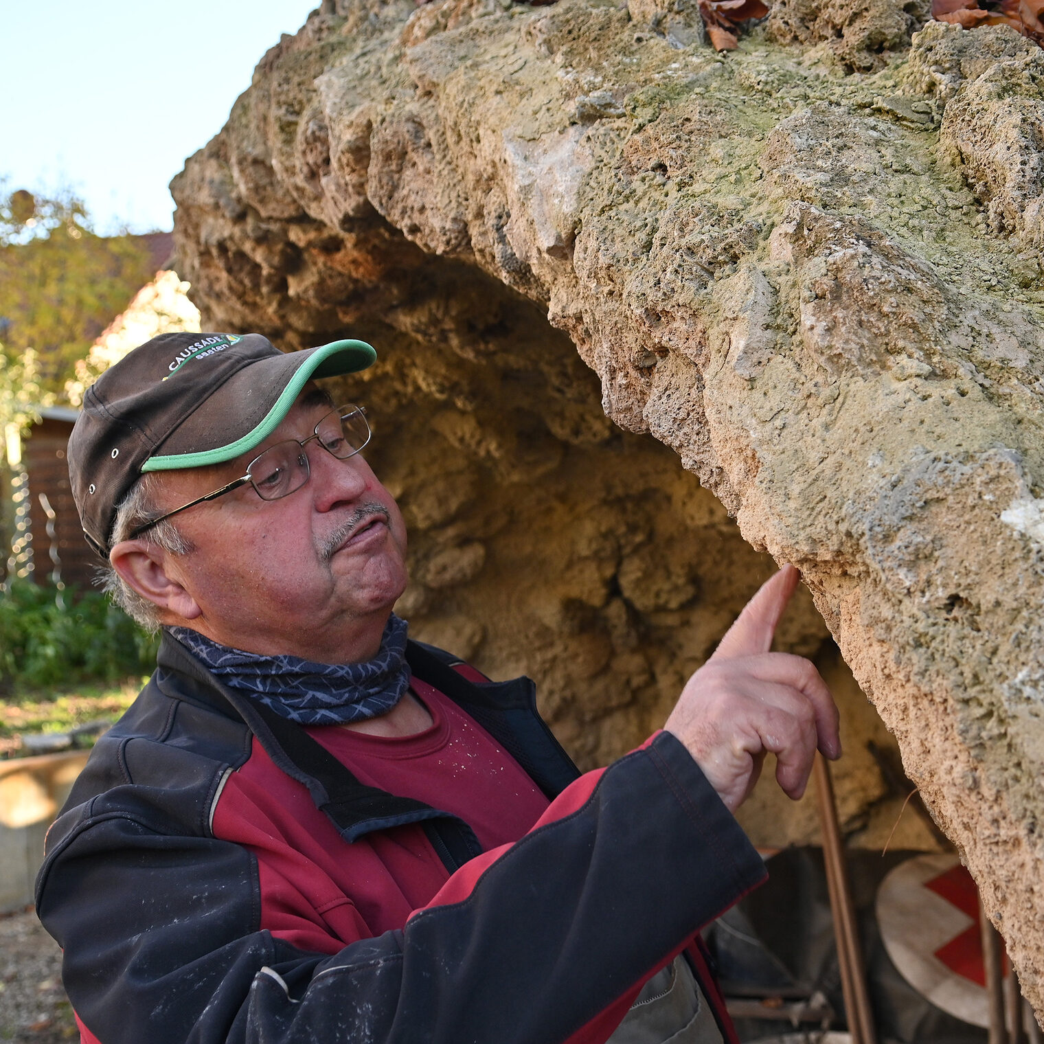 Denkmalpflegepreis 2022: Maurermeister und Restaurator im Maurerhandwerk Bernd Bubnick am Sanierungsobjekt.