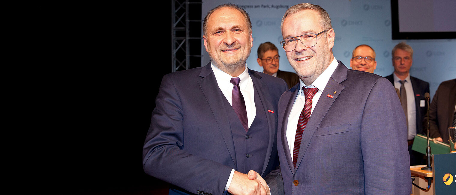 Der scheidende ZDH-Präsident Hans Peter Wollseifer (links) gratuliert seinem Nachfolger Jörg Dittrich. 