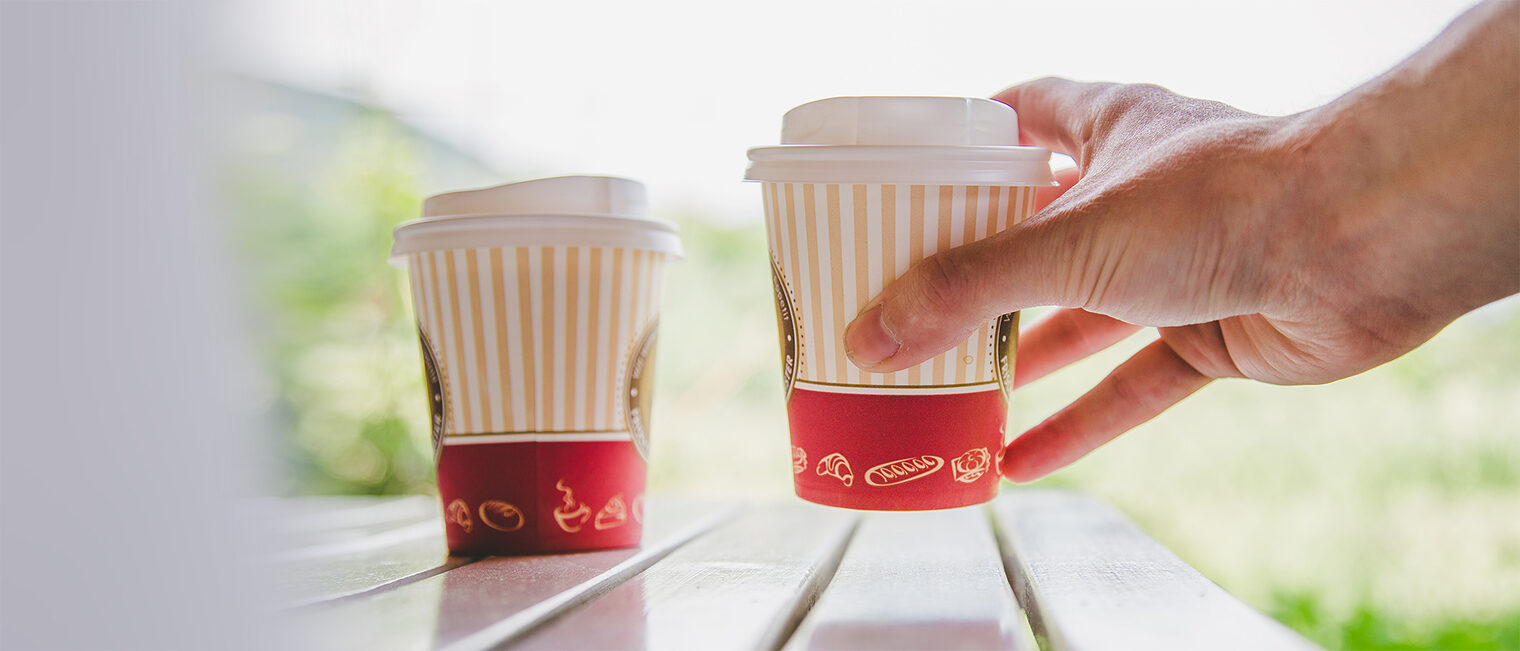Kaffee-to-go-Becher. Bild: stock.adobe.com / Patrick Daxenbichler