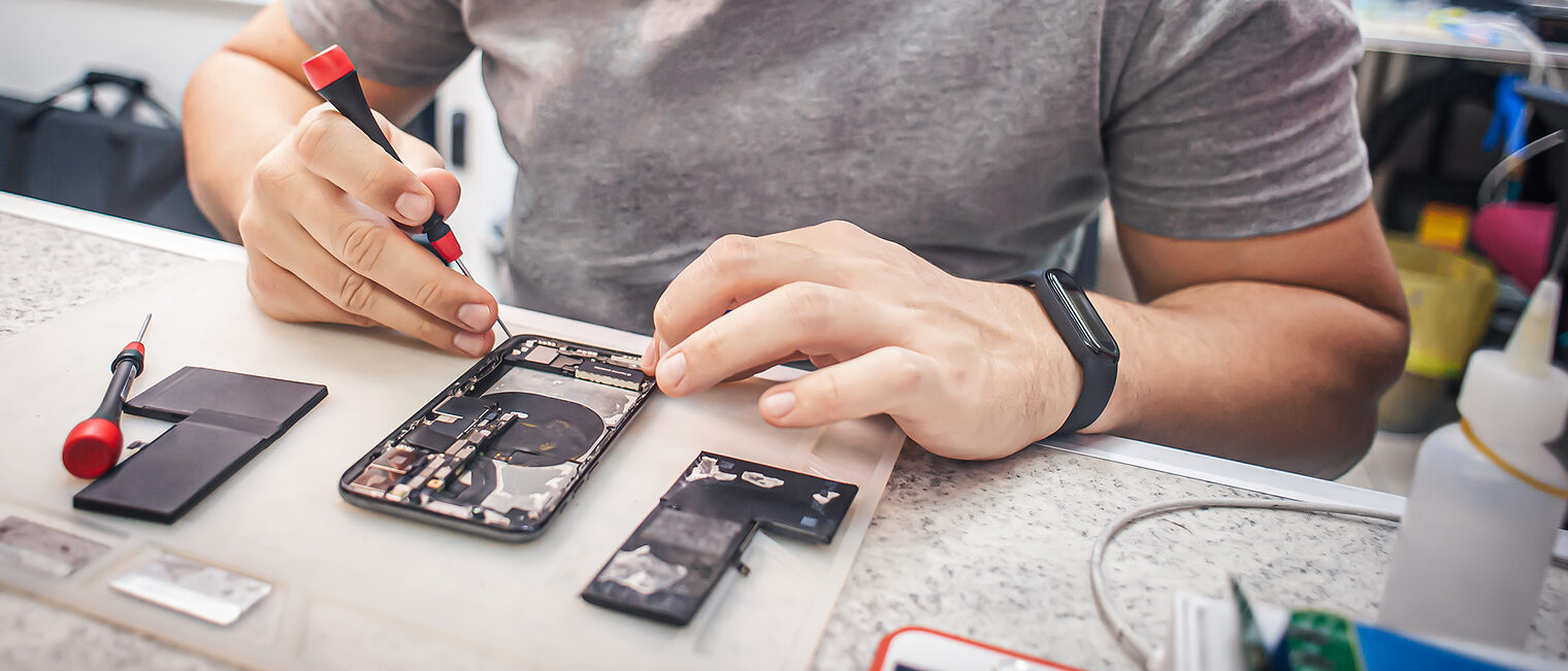 Reparatur eines Smartphones in der Werkstatt. Bild: stock.adobe.com / guruXOX